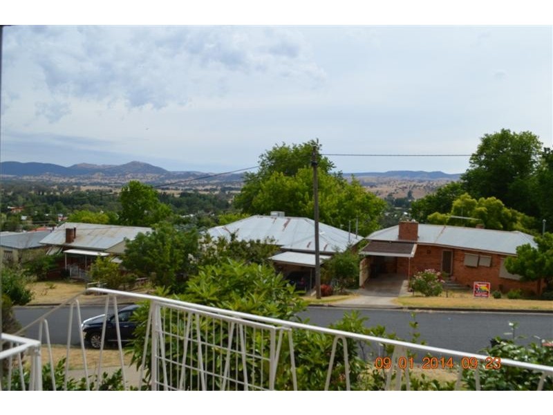 11 Highland Avenue, Tumut NSW 2720