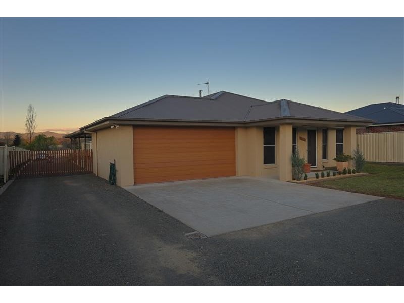 136 Russell Street, Tumut NSW 2720