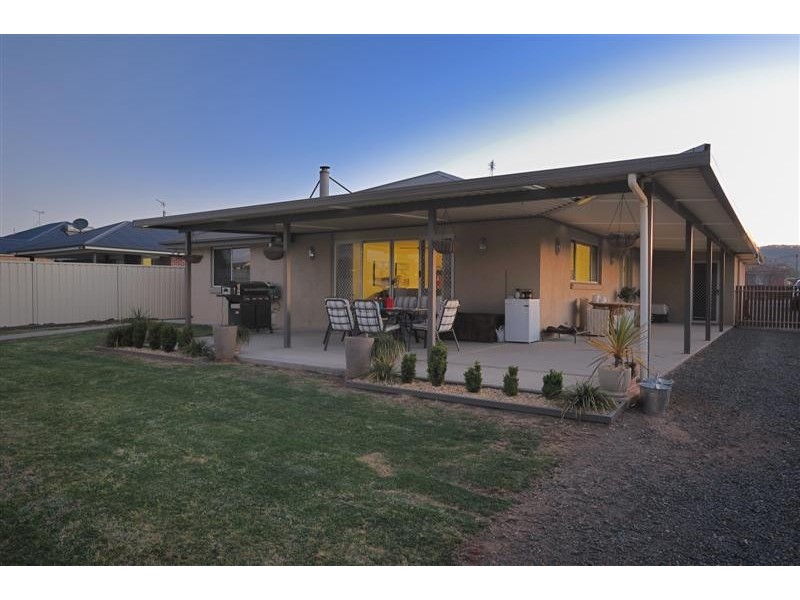 136 Russell Street, Tumut NSW 2720