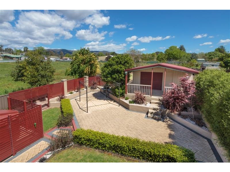 7 Clarence Street, Tumut NSW 2720