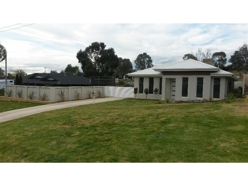 158 Simpson Street, Tumut NSW 2720
