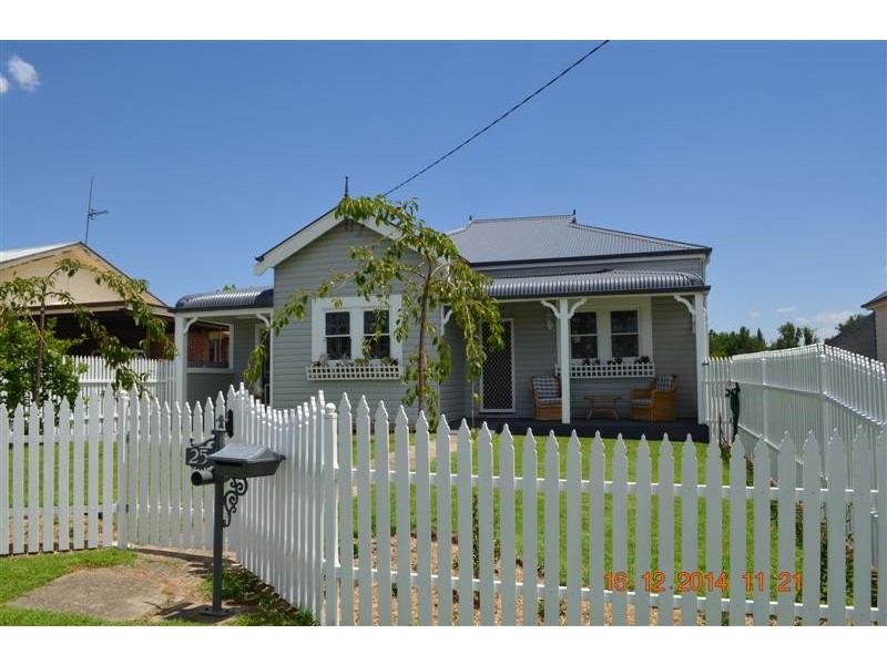25 Merivale Street, Tumut NSW 2720