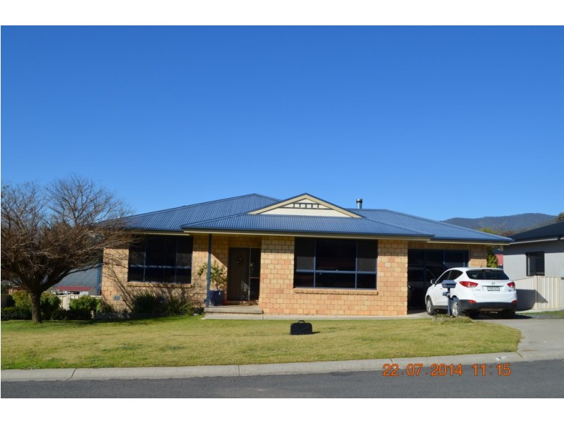 6 Harris Street, Tumut NSW 2720