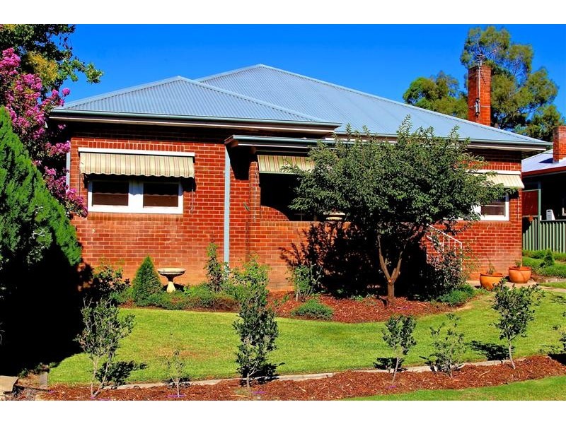 5 Clunie Avenue, Tumut NSW 2720