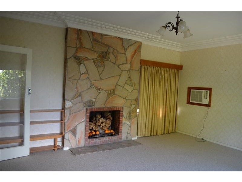 14 Highland Ave, Tumut NSW 2720