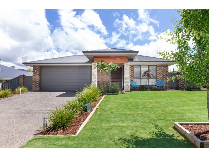 20 LOCKERIDGE DRIVE, Tumut NSW 2720
