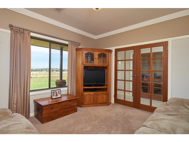 73 MITCHELL ROAD, Lake Albert NSW 2650