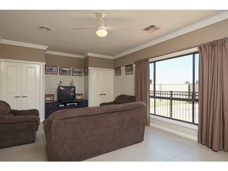 73 MITCHELL ROAD, Lake Albert NSW 2650