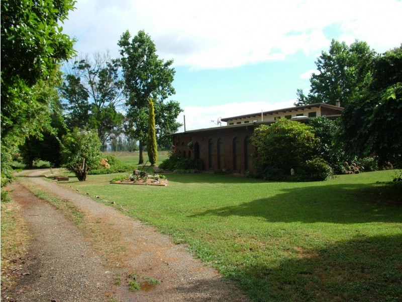 113 West Blowering Road, Tumut NSW 2720