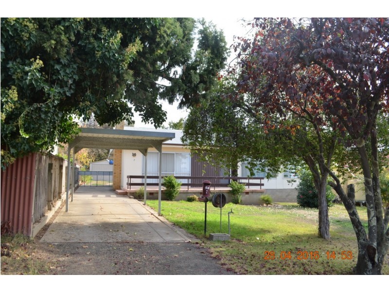 7 CHARLES STREET, Tumut NSW 2720