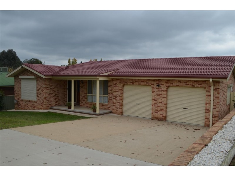 18 Lockhart Street, Adelong NSW 2729
