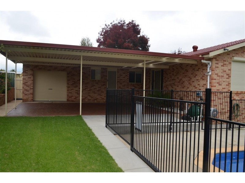 18 Lockhart Street, Adelong NSW 2729