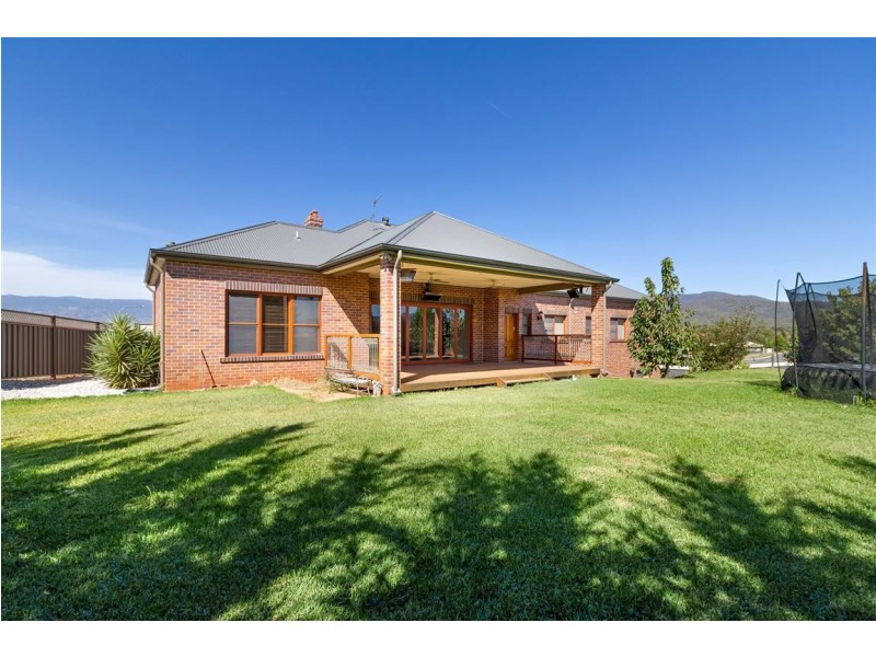 9 Lindbeck Avenue, Tumut NSW 2720