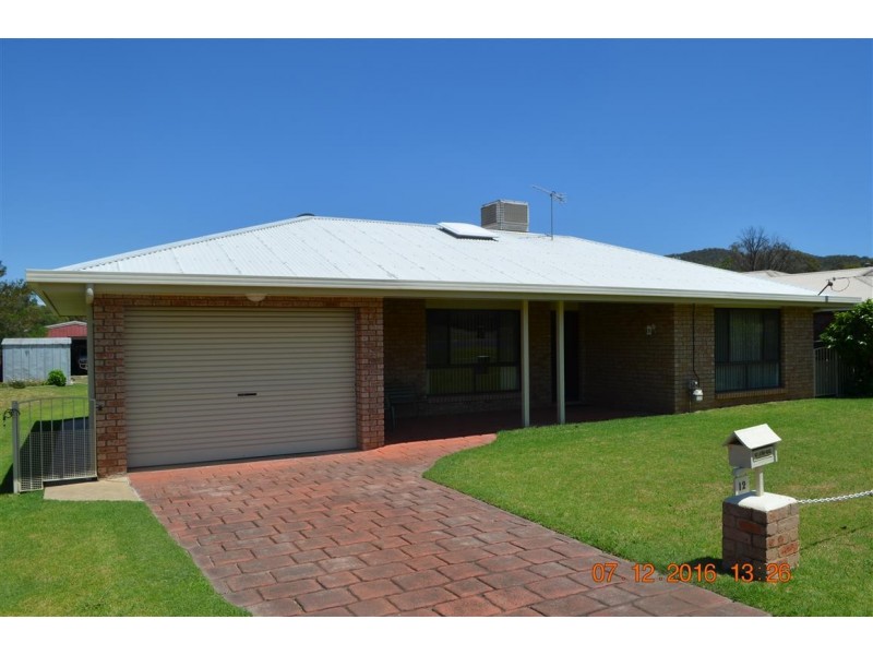 12 Yarralla Street, Tumut NSW 2720