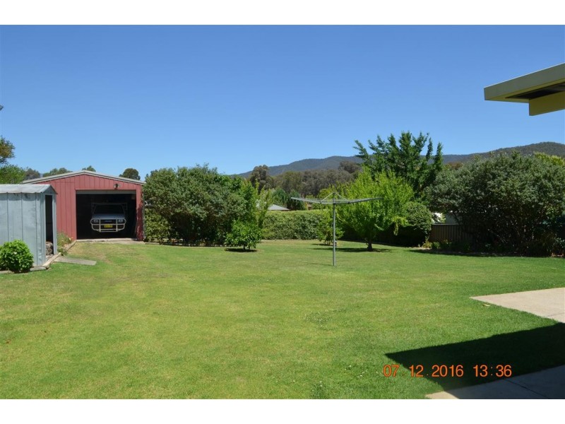 12 Yarralla Street, Tumut NSW 2720