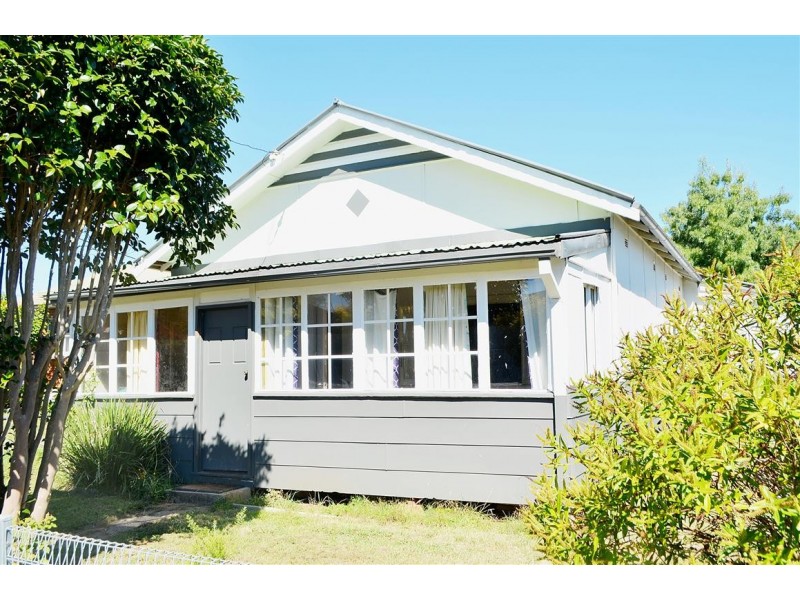 10 Leaburn Avenue, Batlow NSW 2730