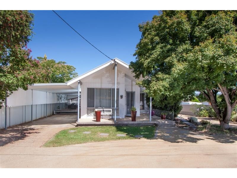 5 Blowering Road, Tumut NSW 2720
