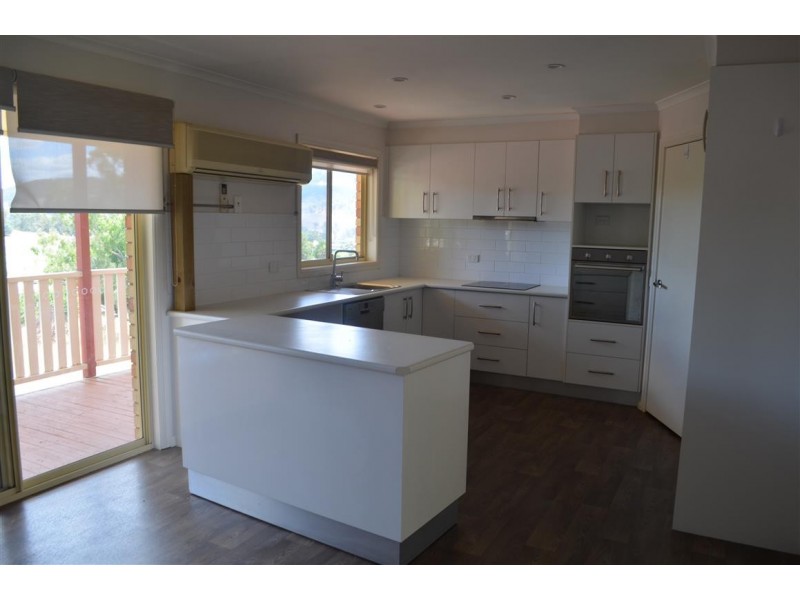 33 Booral Avenue, Tumut NSW 2720