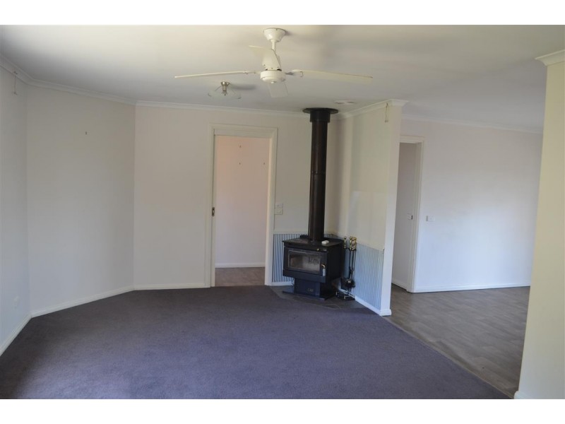 33 Booral Avenue, Tumut NSW 2720