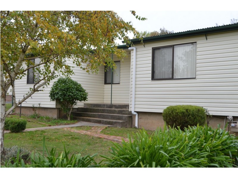 28 Cromwell Street, Adelong NSW 2729