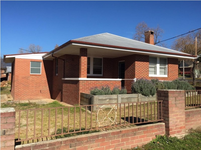 4 Robertson, Tumut NSW 2720