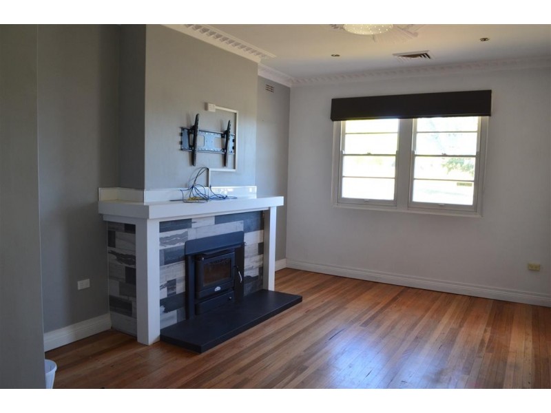 4 Robertson, Tumut NSW 2720