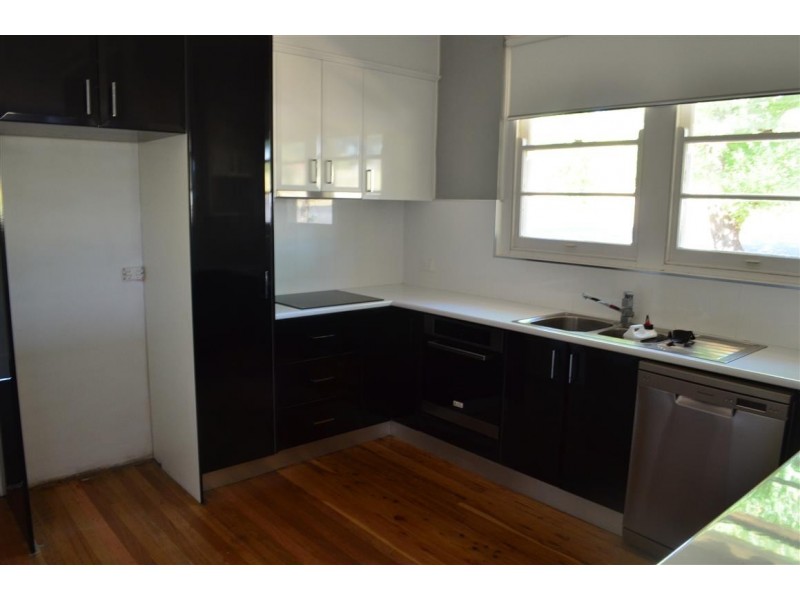 4 Robertson, Tumut NSW 2720