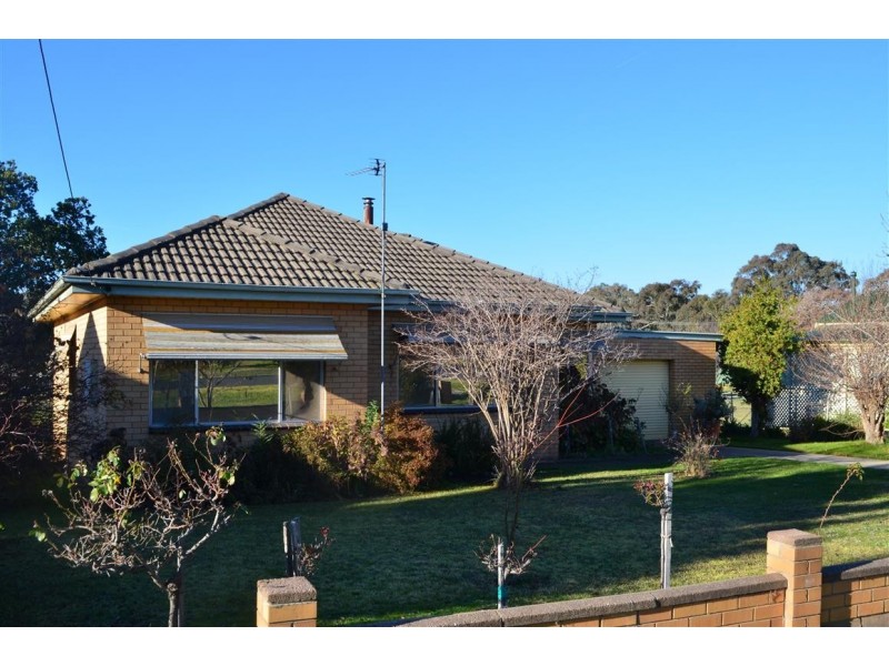 182 Capper Street, Tumut NSW 2720