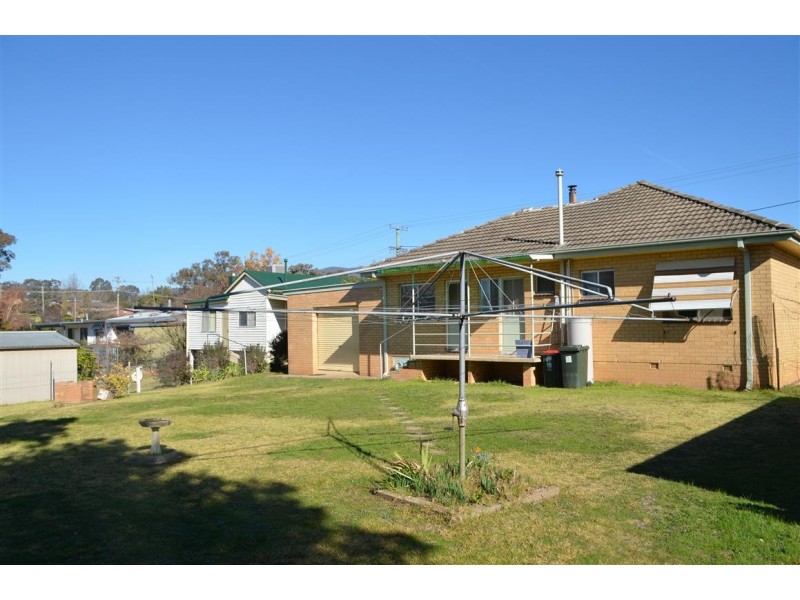 182 Capper Street, Tumut NSW 2720