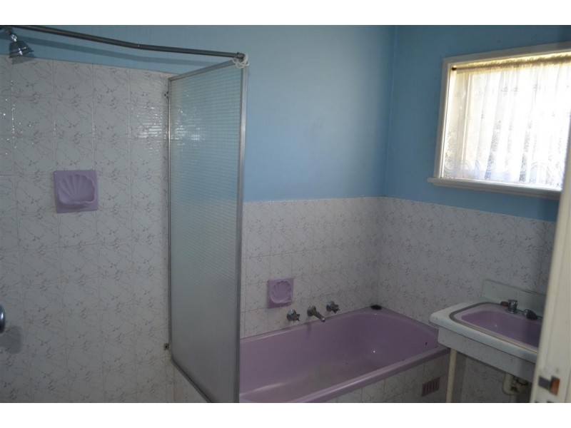 182 Capper Street, Tumut NSW 2720