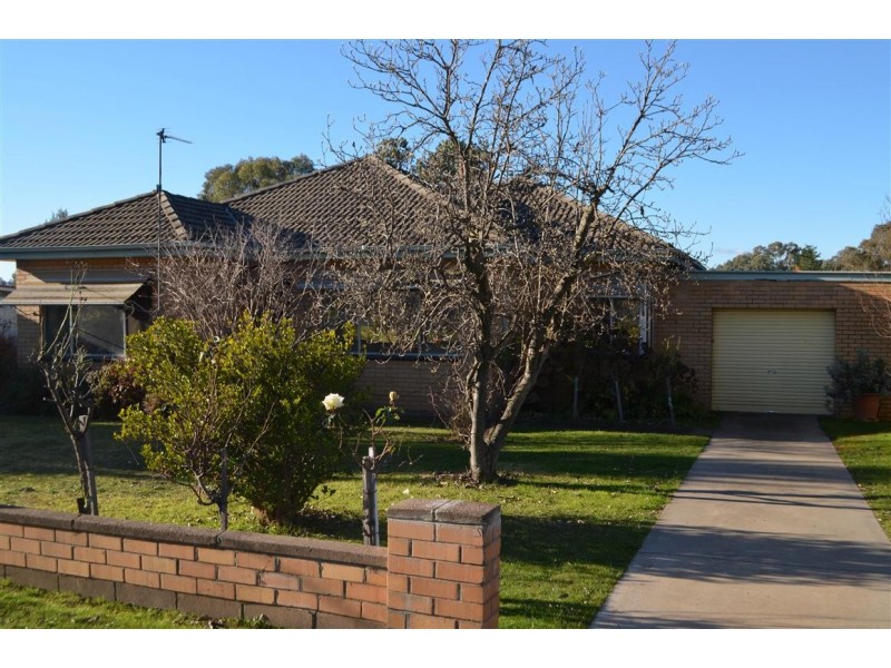182 Capper Street, Tumut NSW 2720
