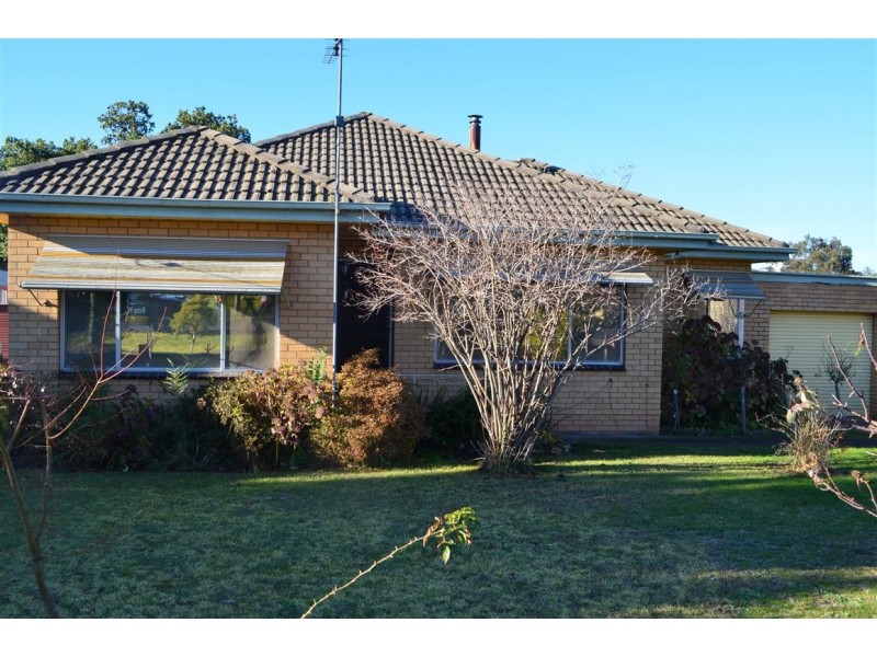 182 Capper Street, Tumut NSW 2720