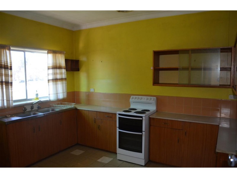 182 Capper Street, Tumut NSW 2720