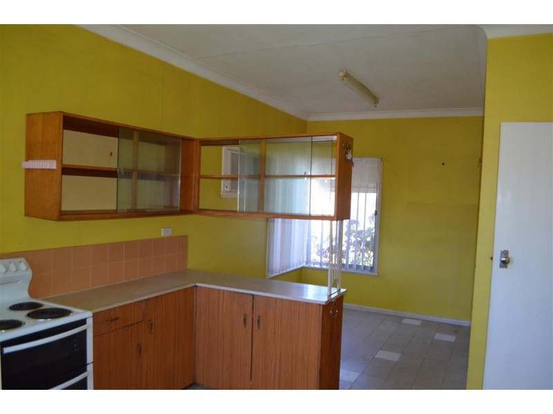 182 Capper Street, Tumut NSW 2720