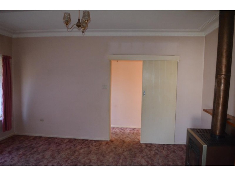 182 Capper Street, Tumut NSW 2720