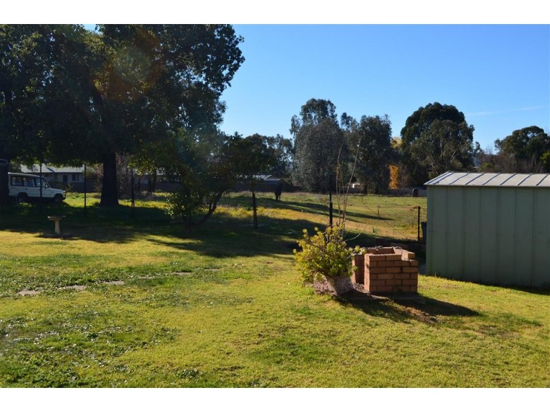 182 Capper Street, Tumut NSW 2720