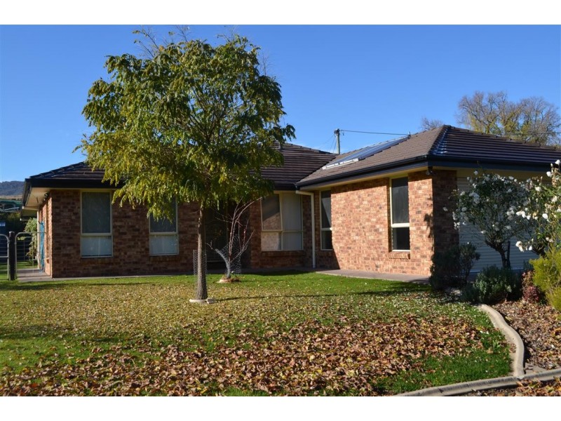 37-39 Campbell Street, Adelong NSW 2729