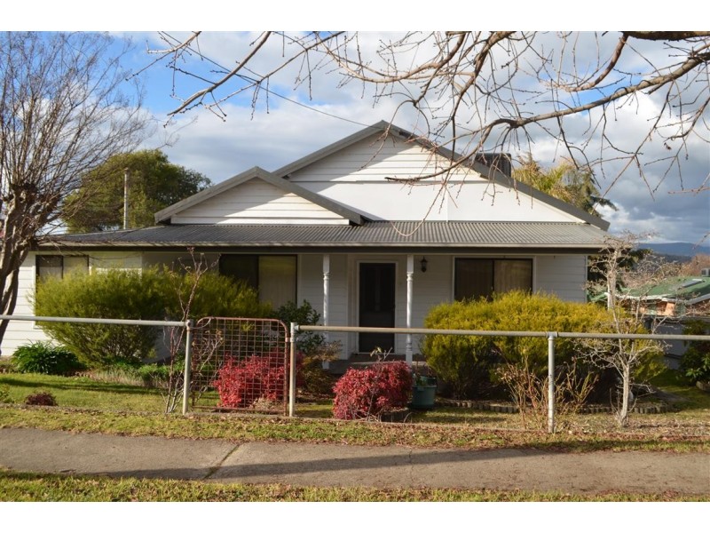 34 Simpson Street, Tumut NSW 2720