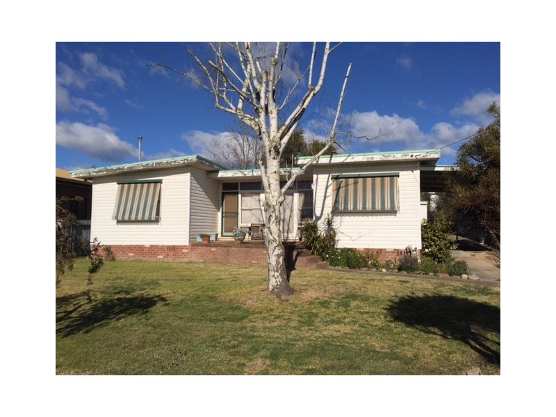4 Colwell Street, Tumut NSW 2720
