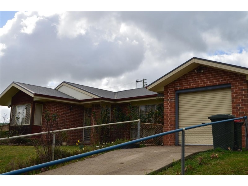 2 Cromwell Street, Adelong NSW 2729