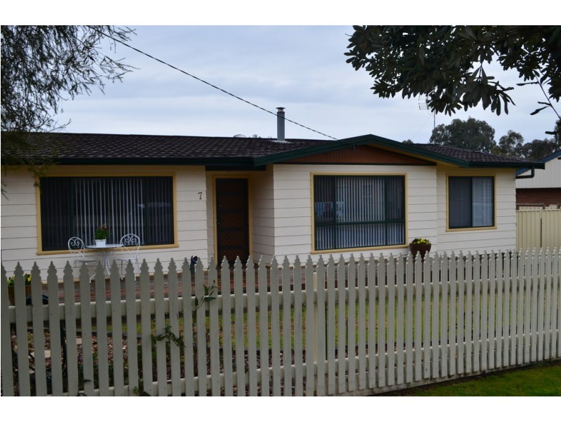 7 Kirra Street, Tumut NSW 2720