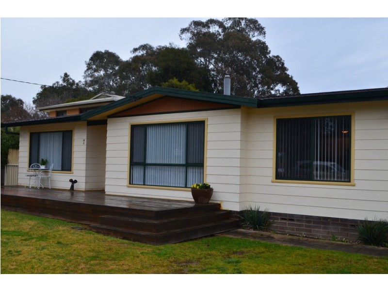 7 Kirra Street, Tumut NSW 2720