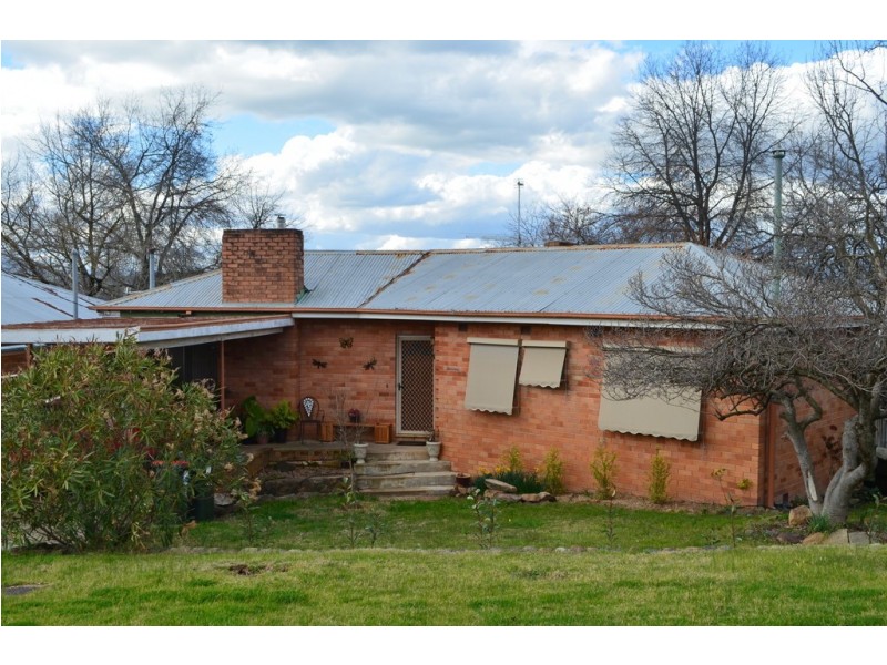 14 Highland Avenue, Tumut NSW 2720