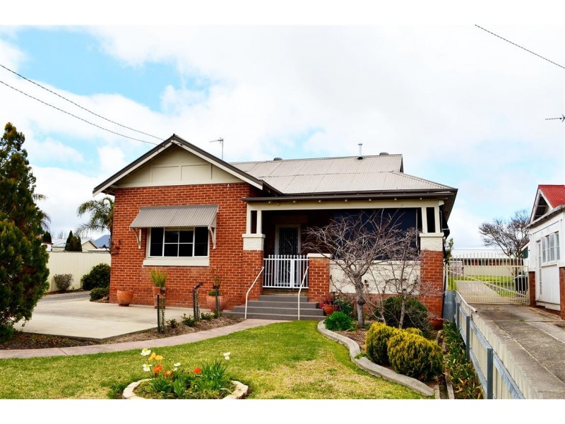 1/4 Carey Street, Tumut NSW 2720