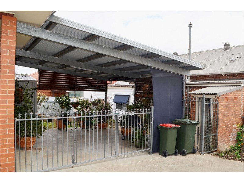 1/4 Carey Street, Tumut NSW 2720