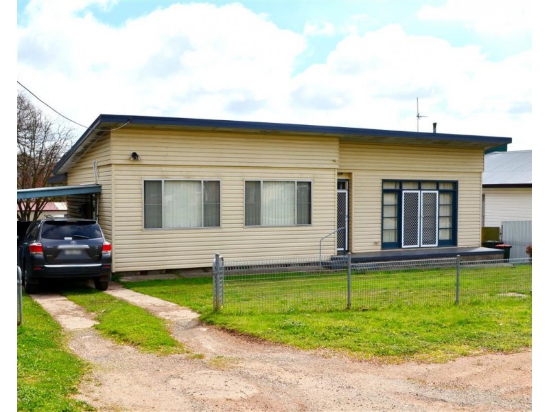 15 Colwell Street, Tumut NSW 2720