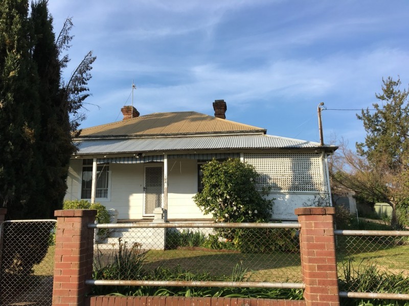 126 Capper Street, Tumut NSW 2720