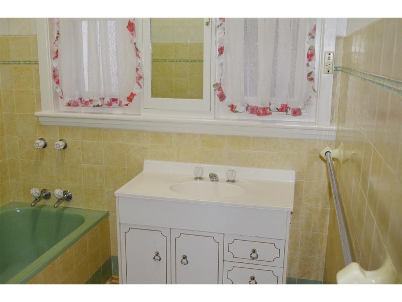 75 Simpson Street, Tumut NSW 2720