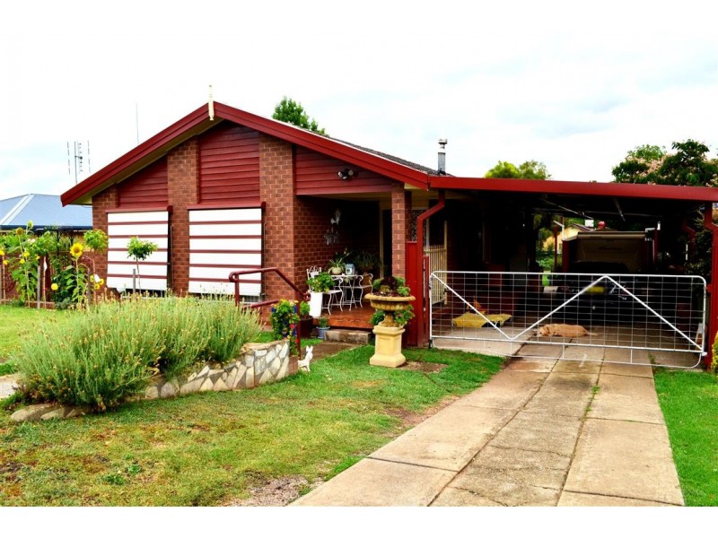 6 Gadara Place, Tumut NSW 2720