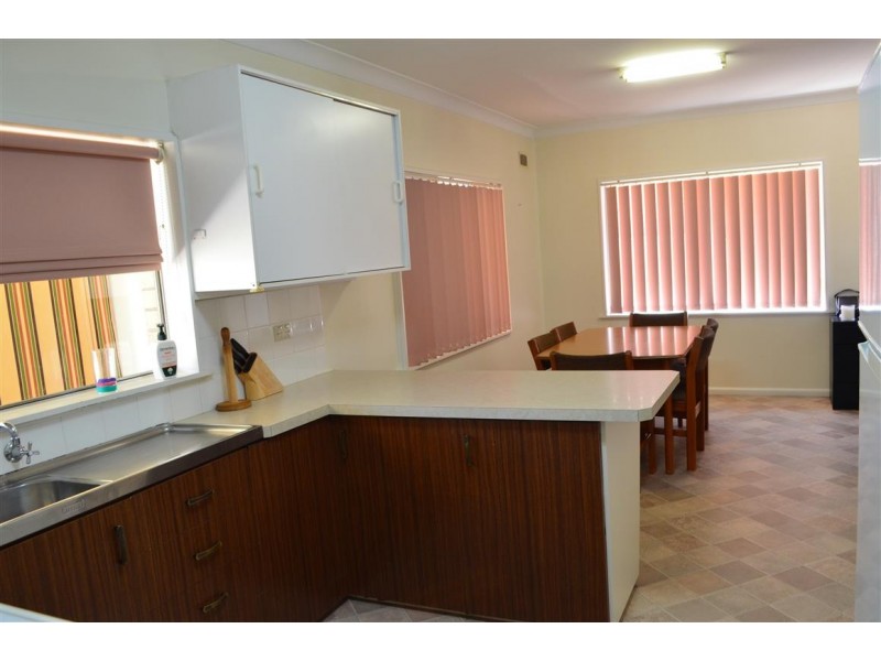 195 Capper Street, Tumut NSW 2720